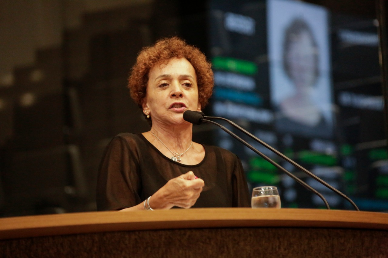 A ausência de Laura Gomes