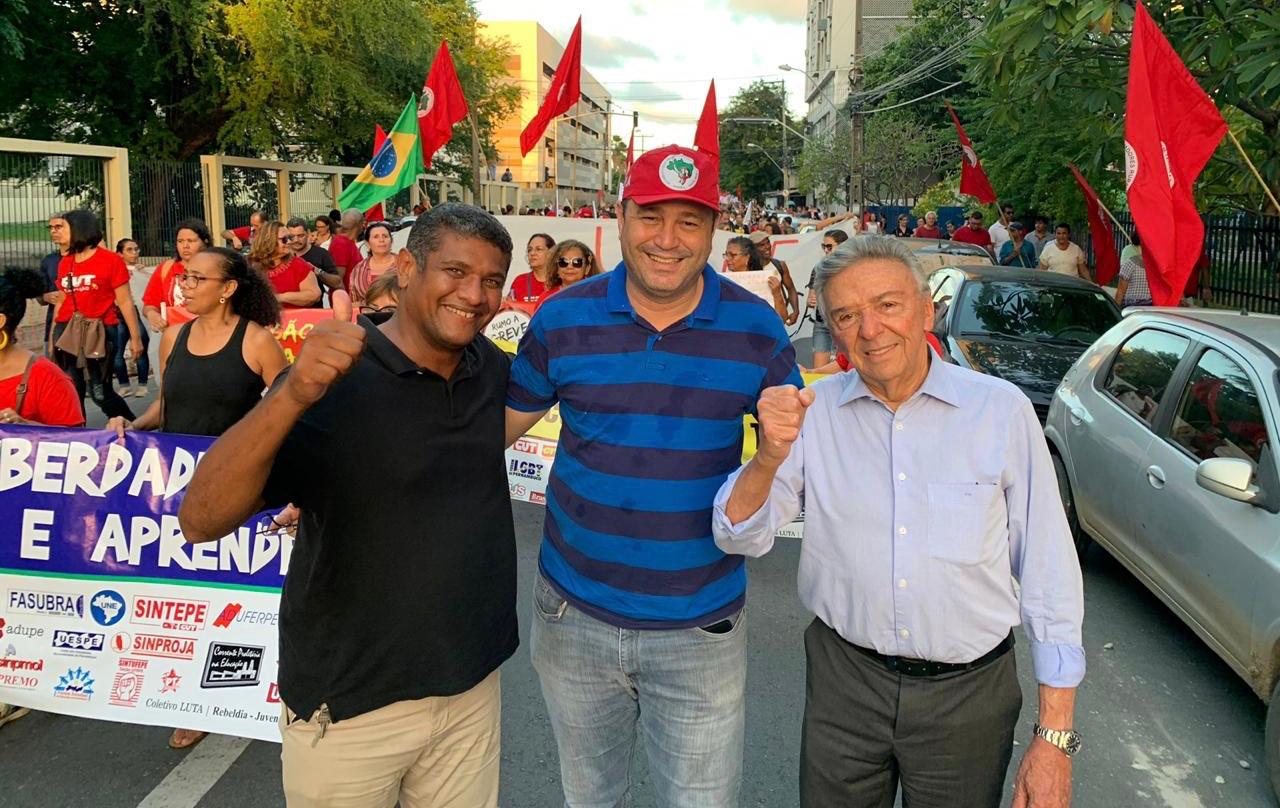 Zé Queiroz nas ruas em defesa da educação