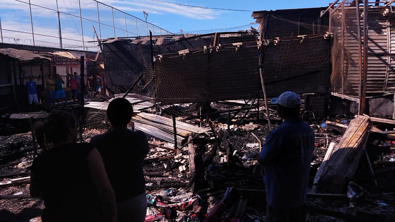 Governo de Pernambuco disponibilizará até R$ 15 mil em linha de crédito para feirantes que tiveram bancos atingidos pelo incêndio