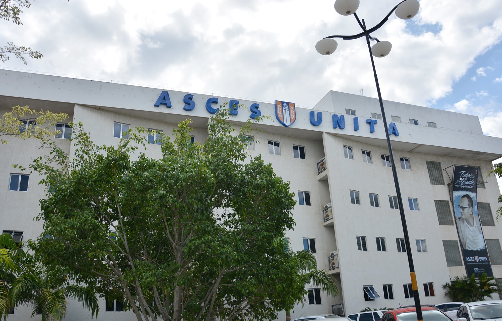 Asces-Unita promove debate sobre democracia e regimes totalitários