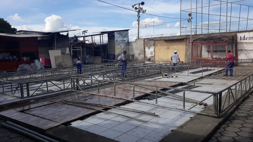 Bancos provisórios de área atingida por incêndio começam a ser montados neste sábado (11)