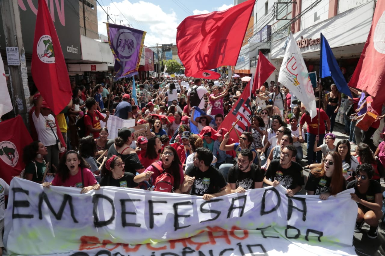 Ato em defesa da Educação e da Previdência aconteceu em Caruaru