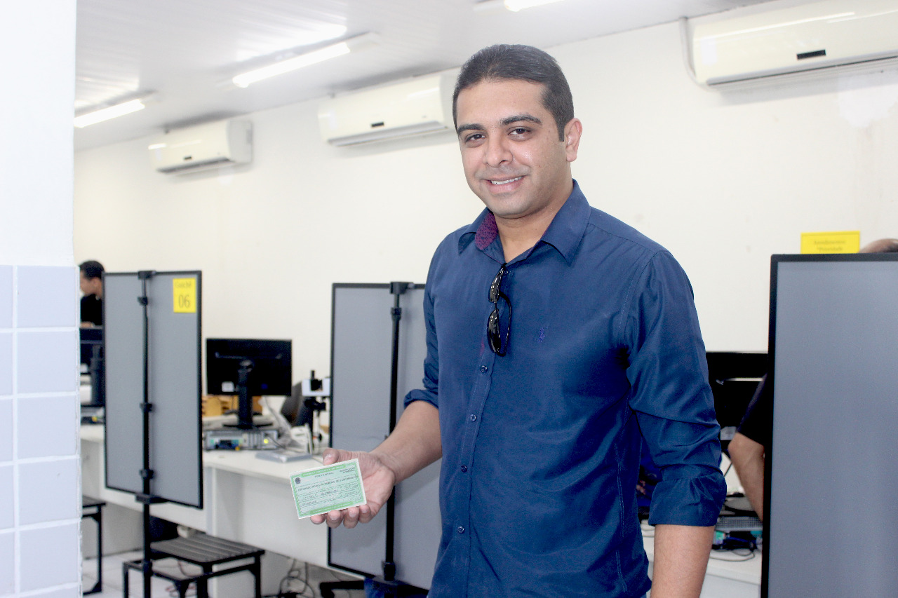 Visando as eleições do próximo ano, Fernando Rodolfo transfere título eleitoral para Caruaru