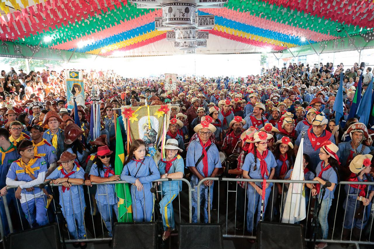Desfile reúne mais de 1.200 bacamarteiros no Dia de São João em Caruaru