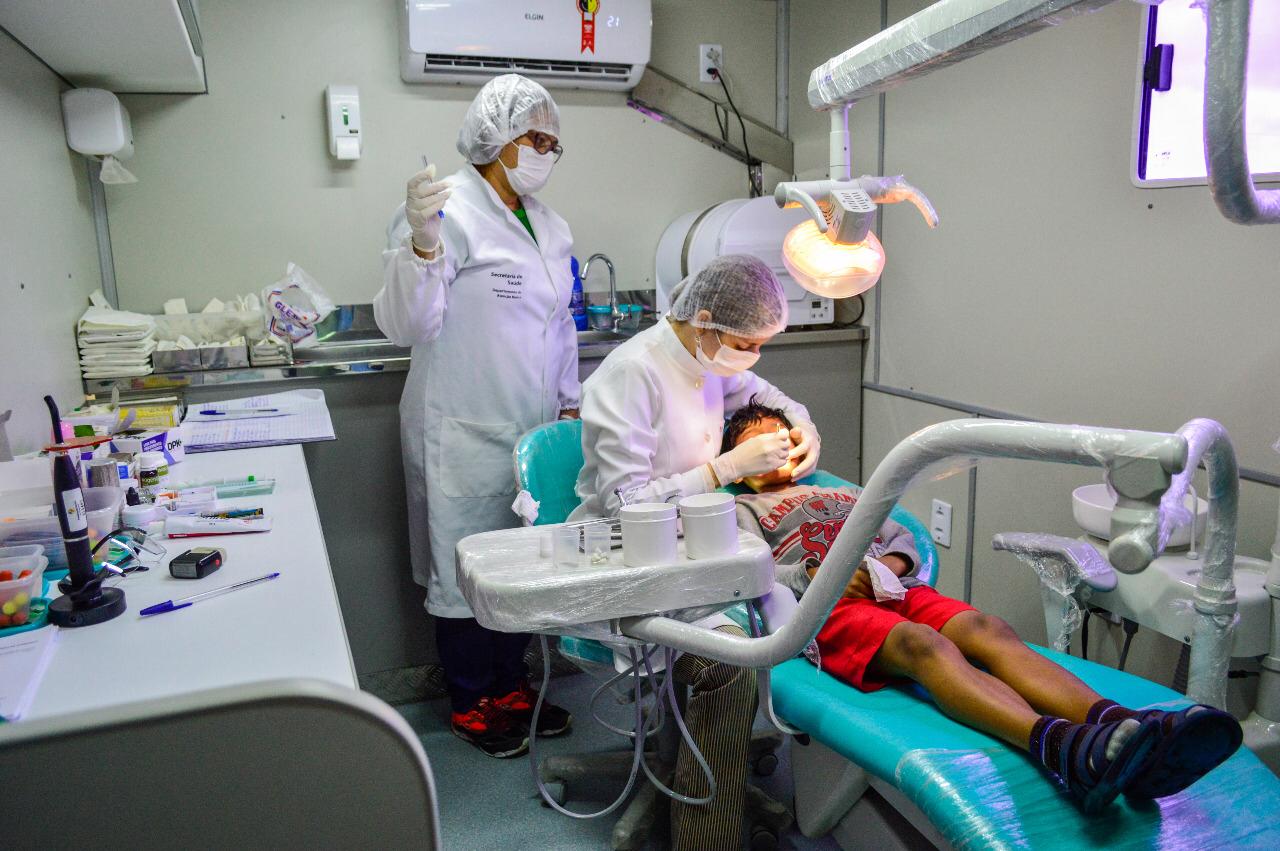 Moradores do Residencial Alto do Moura recebem os serviços do Odontomóvel