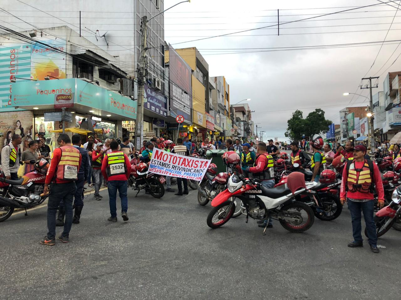 Taxistas e mototaxistas realizam protesto no centro de Caruaru