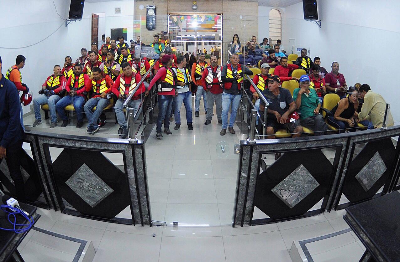 Mototaxistas comemoram aprovação de projeto na Câmara de Caruaru