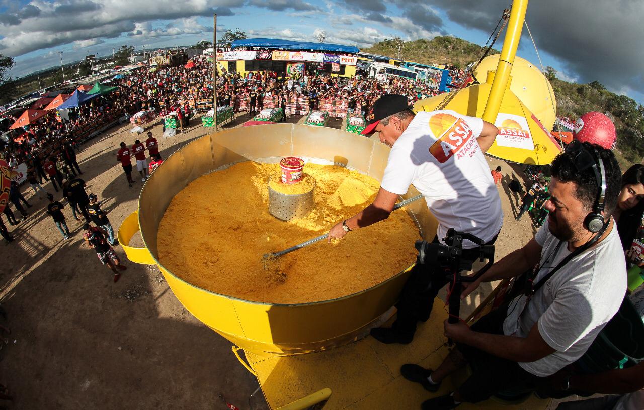 Caminhada do Cuscuz arrasta multidão até o Alto do Moura