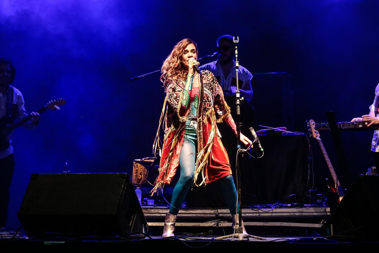 Mariana Aydar encerra os festejos do Polo Azulão em grande estilo na noite de São João em Caruaru