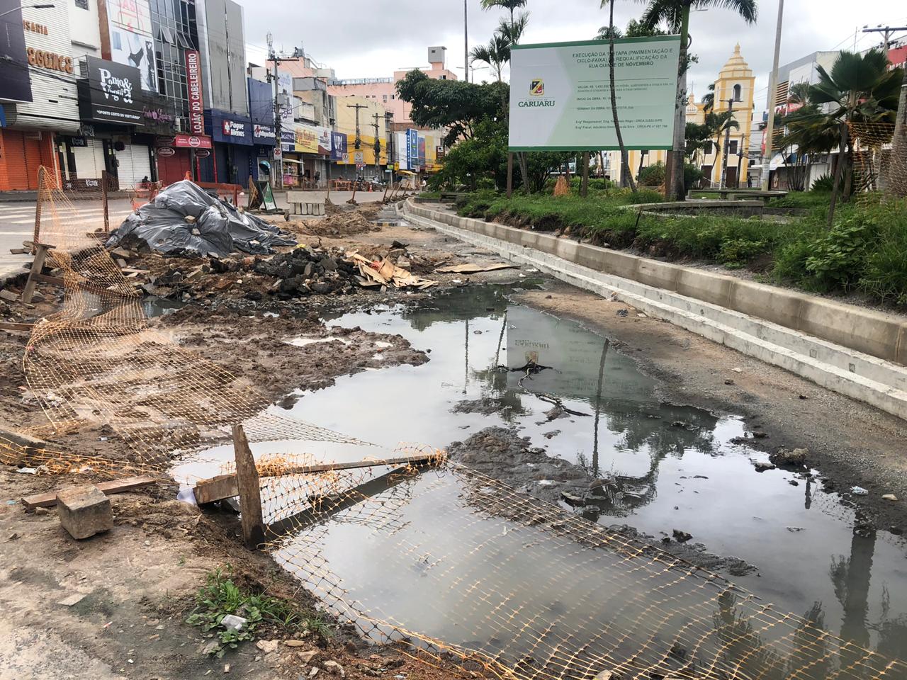 Prefeitura de Caruaru não cumpre cronograma e obras da 15 de Novembro atrasam