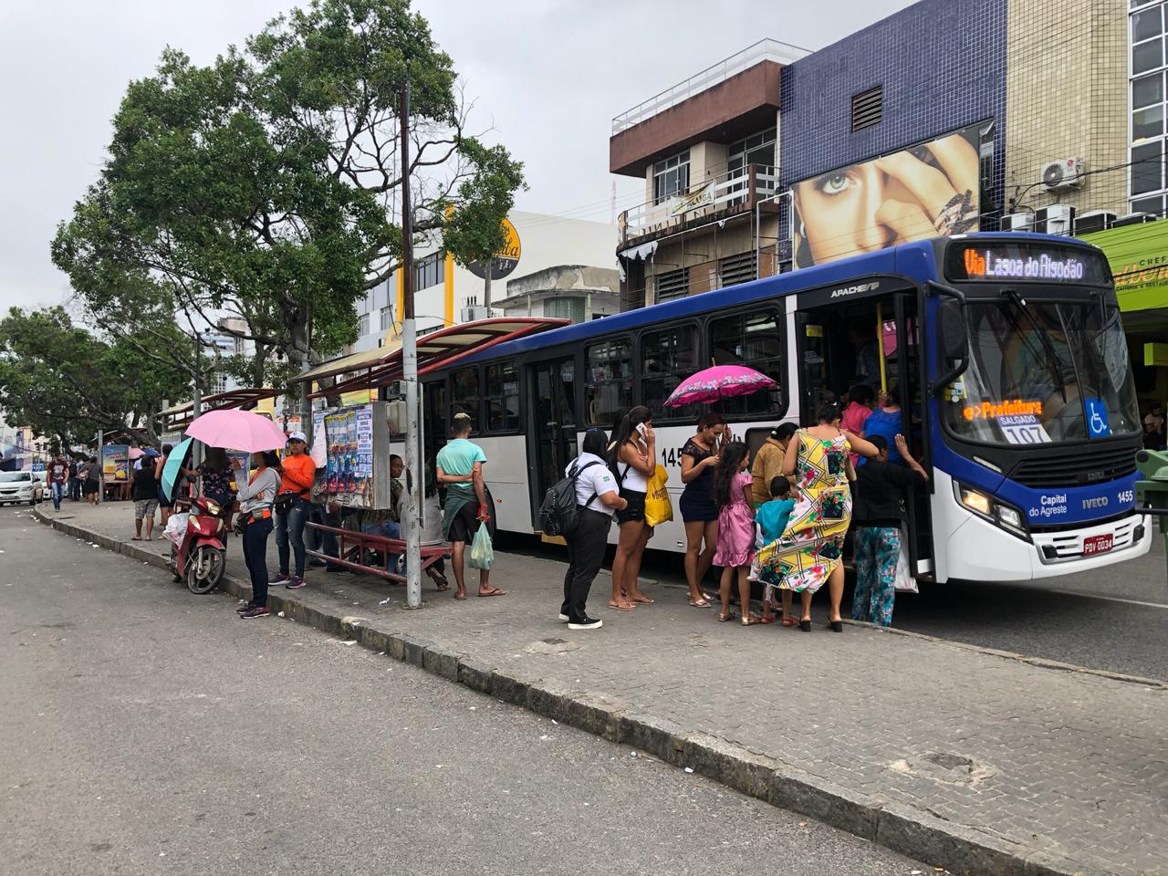 Pontos de ônibus no centro de Caruaru sofrerão mudanças por conta de obras na 15 de Novembro