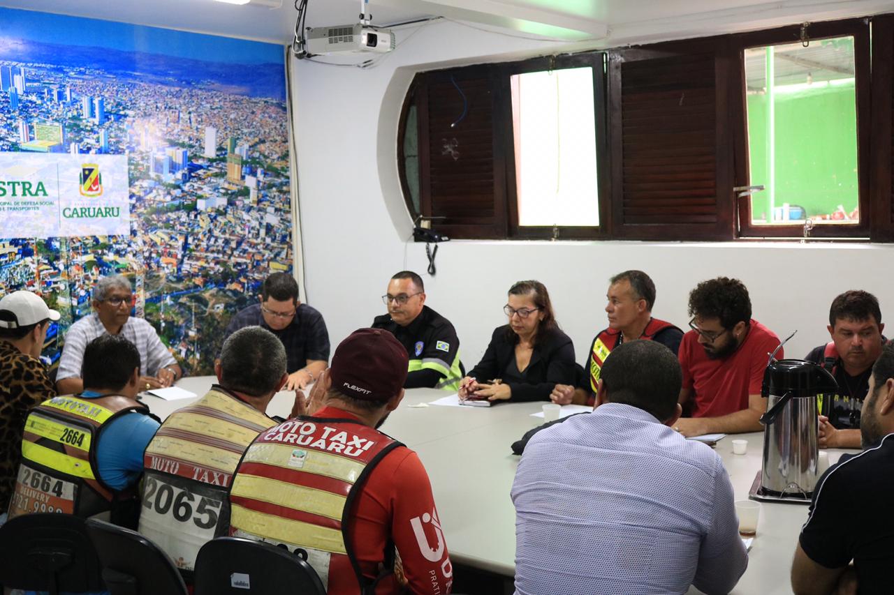 Pontos de taxistas e mototaxistas indefinidos na Rua 15 de Novembro