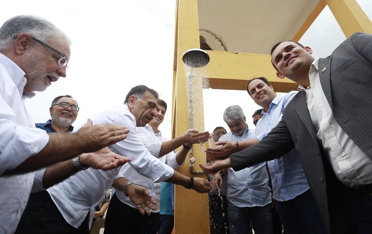 Ao lado de aliados, Paulo Câmara participa de inaugurações no Sertão do Pajeú