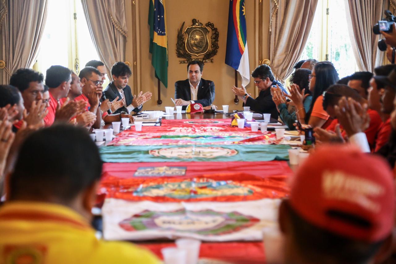 Paulo Câmara recebe representantes de movimentos sociais de habitação e reafirma compromisso