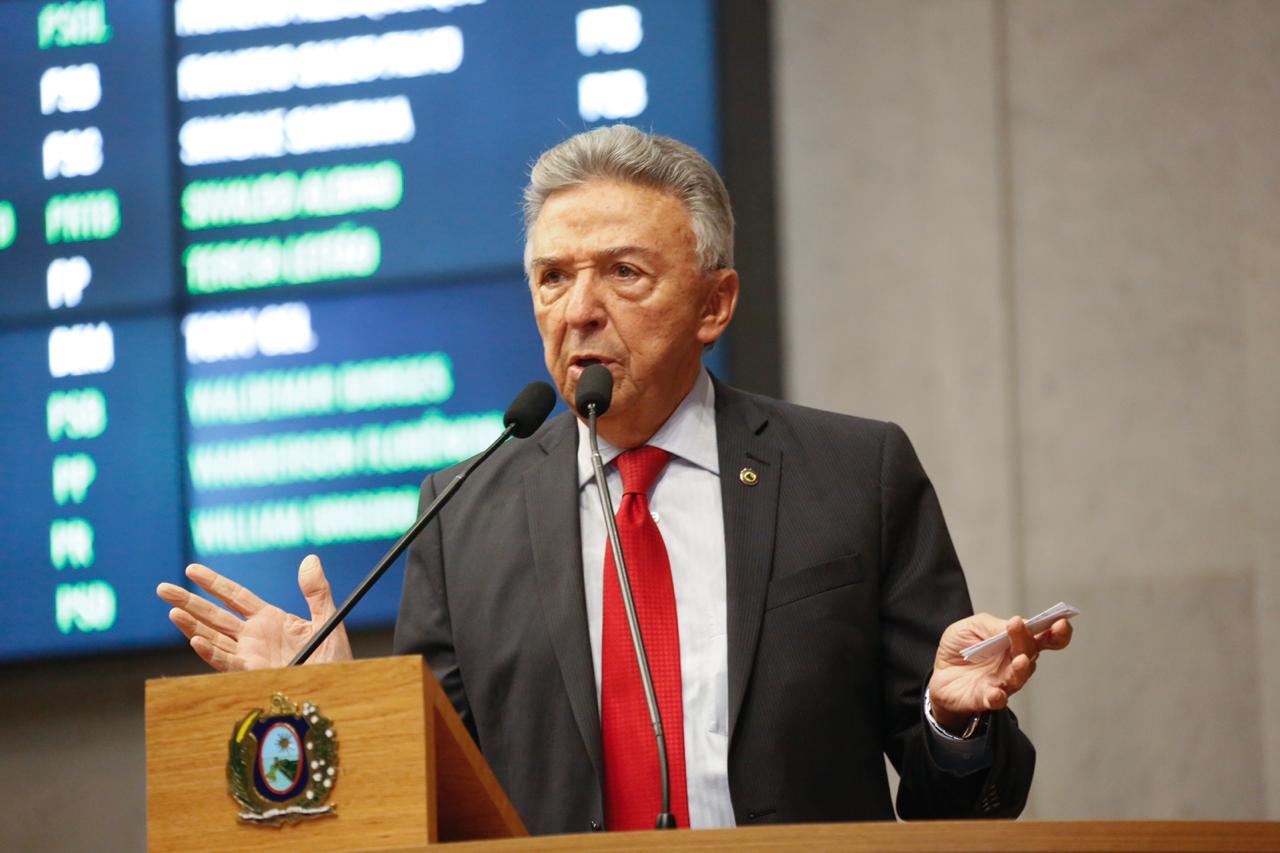 Deputado Zé Queiroz tem telefone clonado