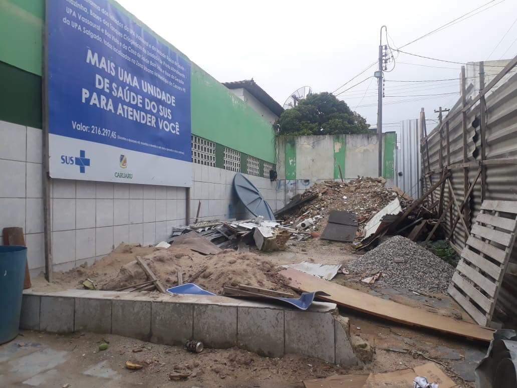 Vereadores da bancada de oposição encontram obras da UBS Sinhazinha paradas