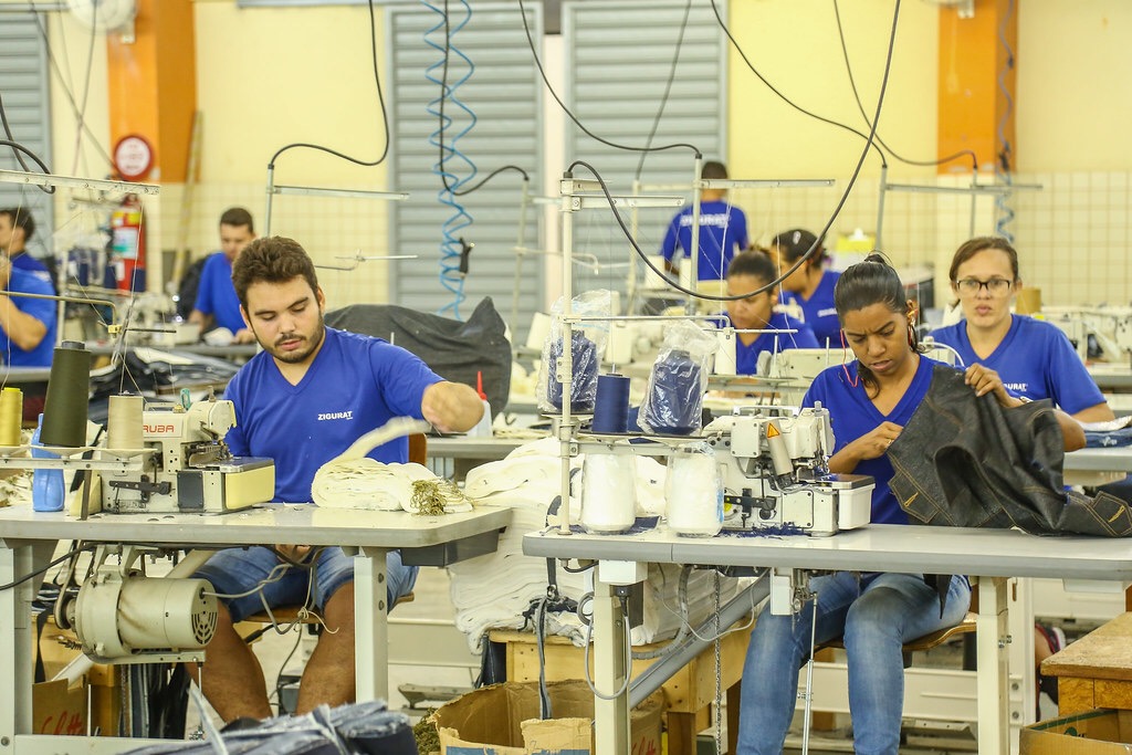 Paulo Câmara assina decreto que regulamenta fundo da Cadeia Têxtil e de Confecções