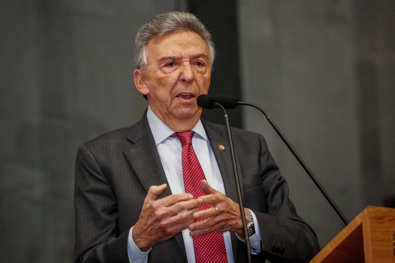 Queiroz anuncia saneamento básico em bairros de Caruaru