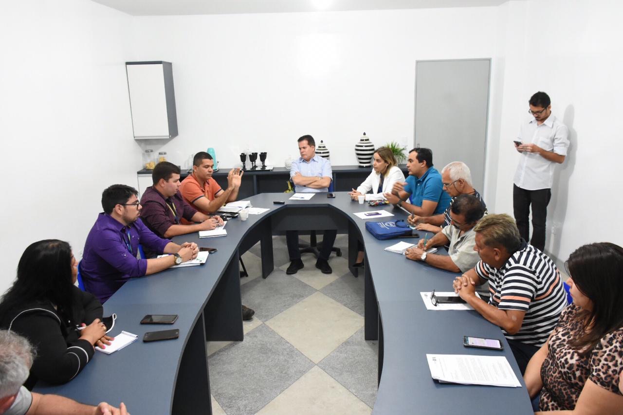 Em Santa Cruz do Capibaribe, Alessandra Vieira participa de reunião sobre abastecimento de água
