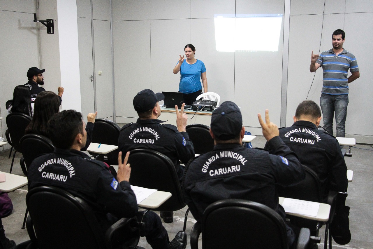 Curso de libras é oferecido para guardas municipais e agentes de trânsito de Caruaru
