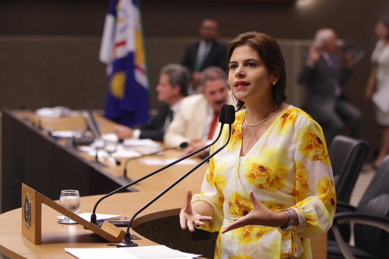 Deputada diz que Governo do Estado “disputa” para comprar fardamento escolar mais caro