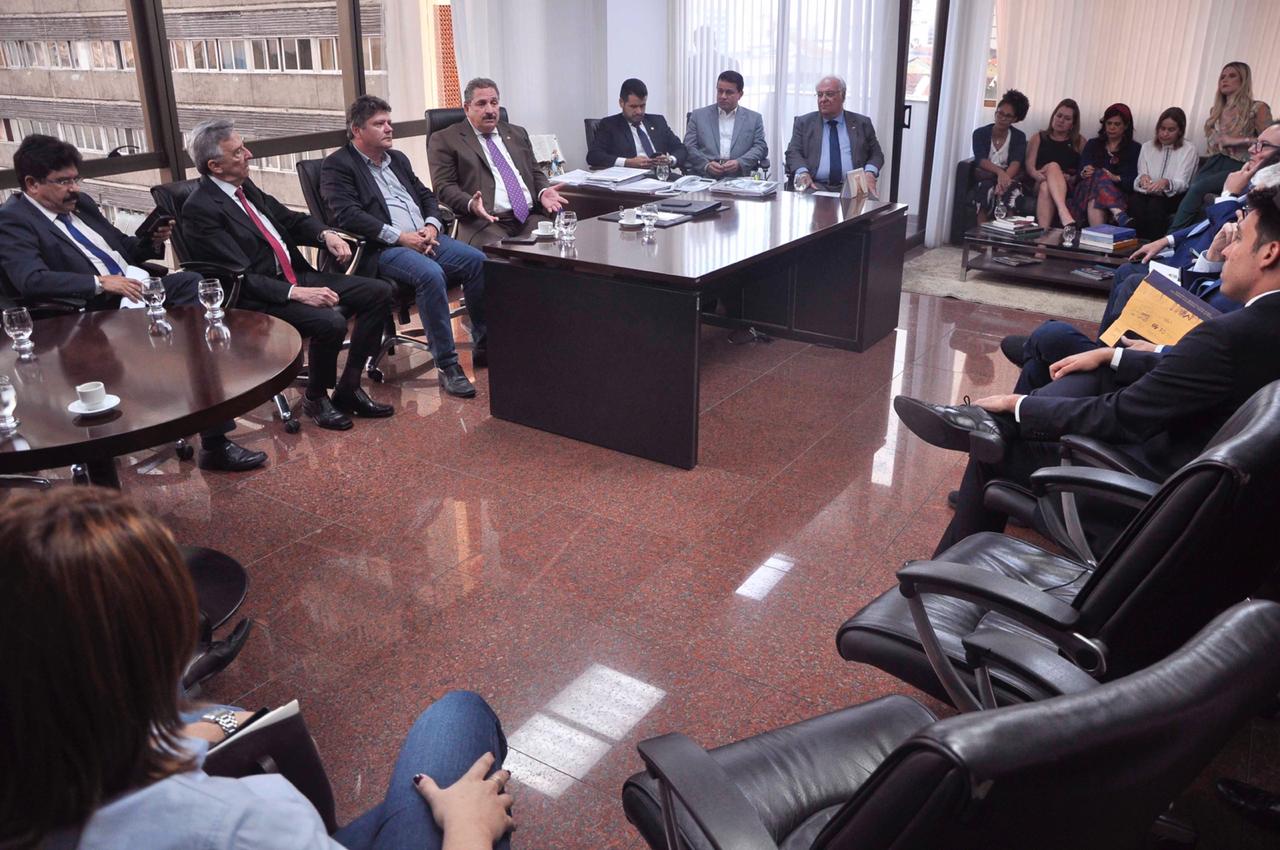 Sileno Guedes reúne deputados para apresentar proposta de regulamentação de transporte alternativo