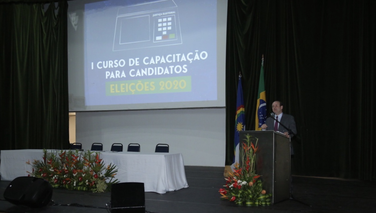 Curso sobre novas regras eleitorais é apresentado a prefeitos pernambucanos