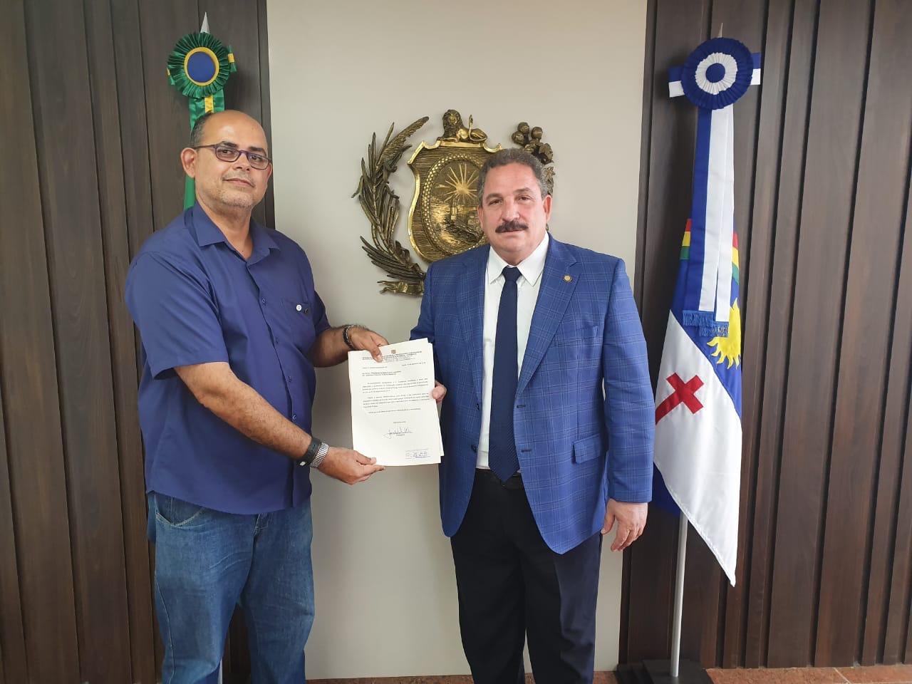 Presidente da Alepe recebe representante dos agentes penitenciários para dialogar sobre a categoria