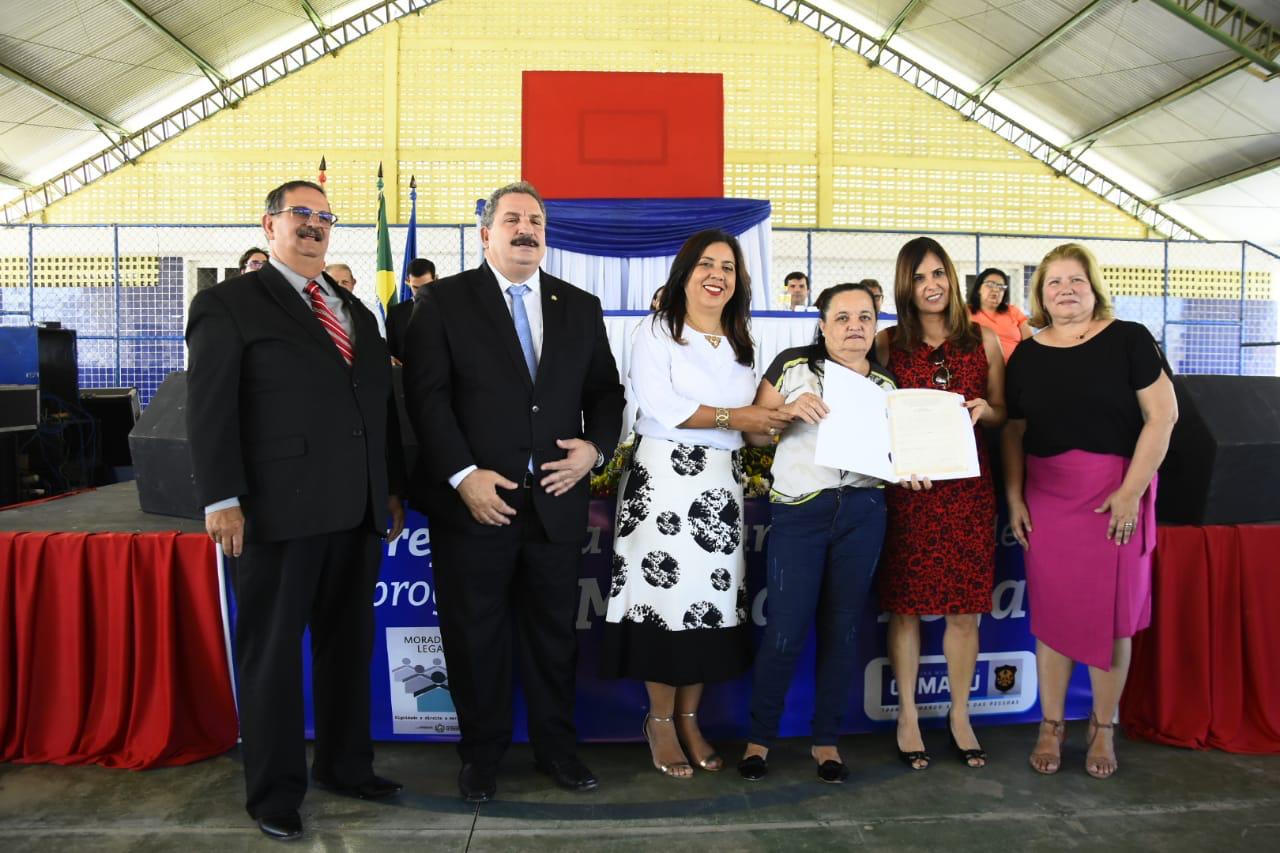 TJPE e Prefeitura de Cumaru entregam escrituras a moradores do município