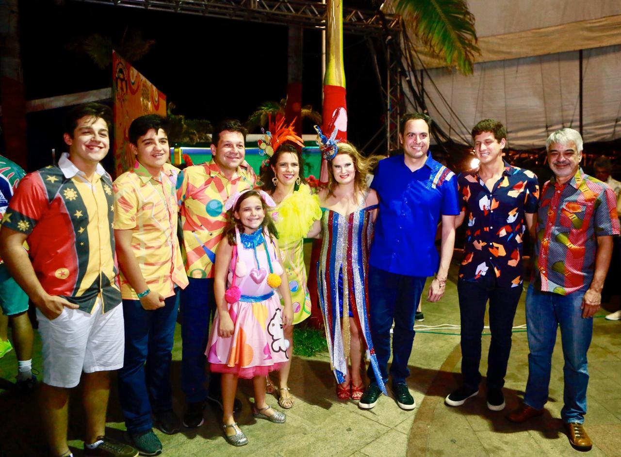 Humberto Costa cai na folia ao lado de João Campos