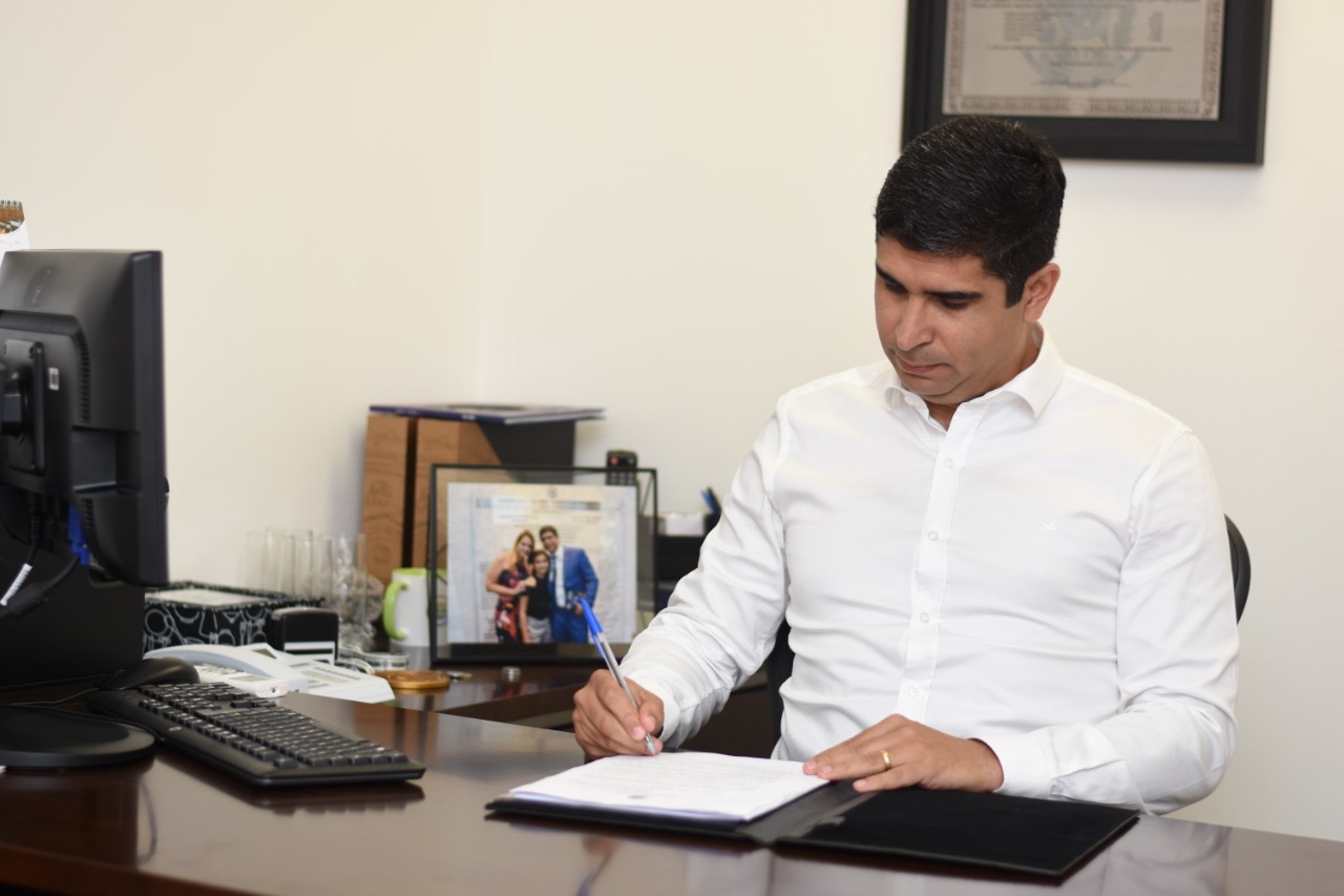 Lessa redireciona R$ 700 mil para compra de respiradores