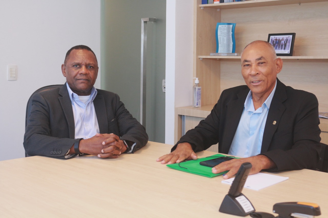 Ossesio Silva recebe lideranças em escritório político no Recife