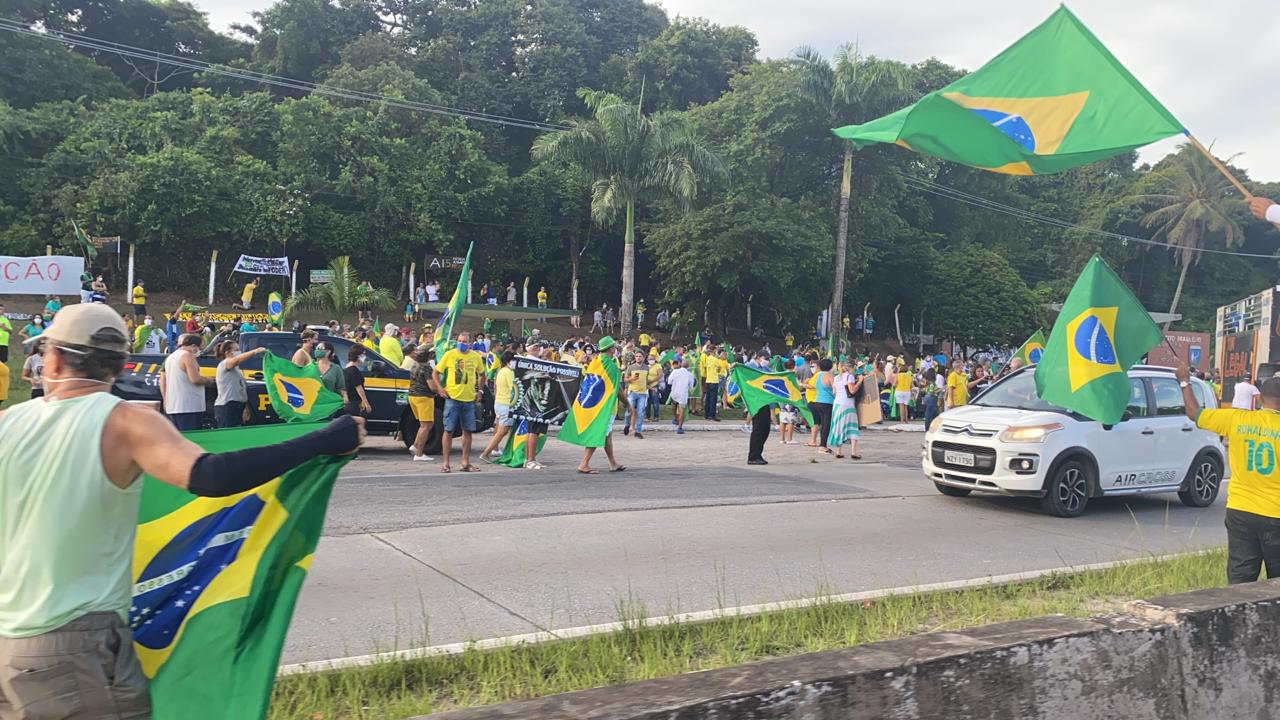 Manifestantes descumprem isolamento e realizam ato no Recife