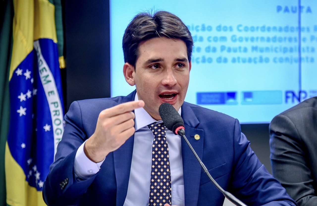 Silvio comemora aprovação de auxílio para estados e municípios