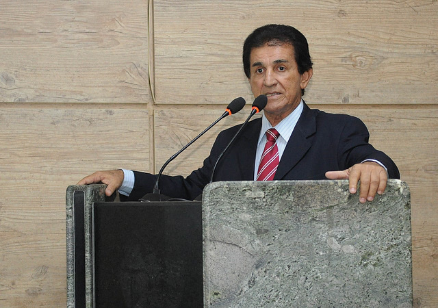 Vereador denuncia suposto crime eleitoral em programa de habitação