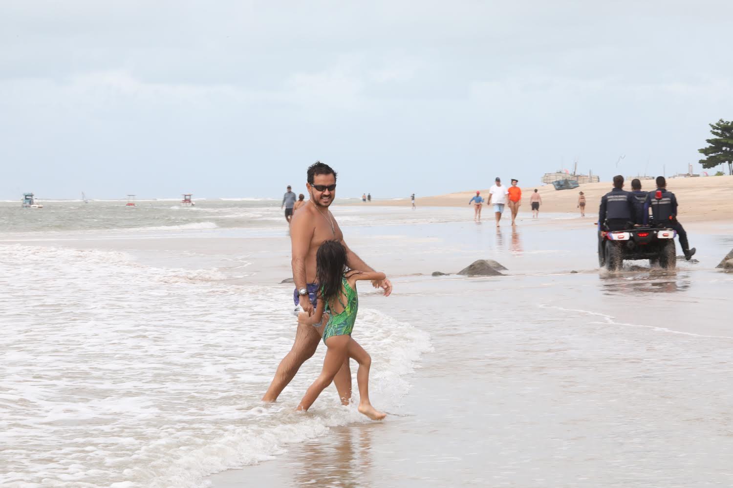Banhistas aproveitam o primeiro dia de banho de mar em Jaboatão