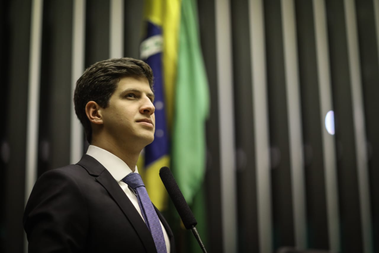 As dificuldades de João Campos em debater o Recife