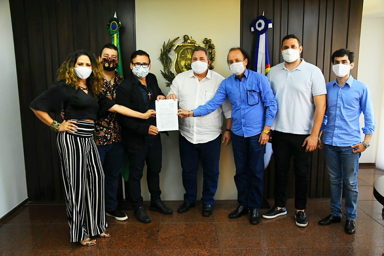 Presidente da Alepe discute soluções emergenciais com artistas
