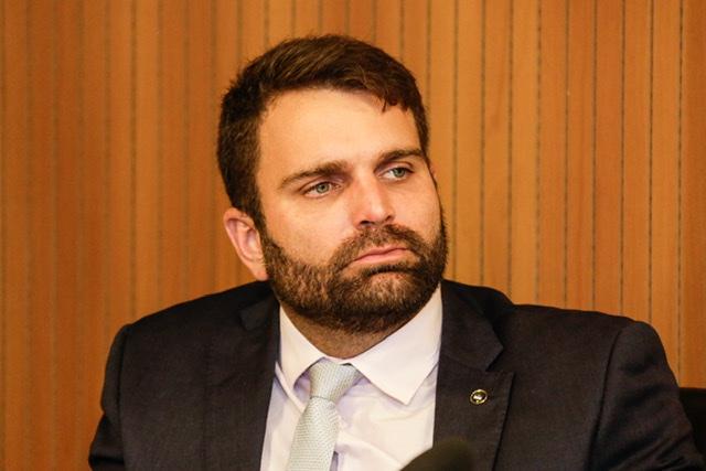 Deputado pede mais rigor em contratos de merenda escolar no estado