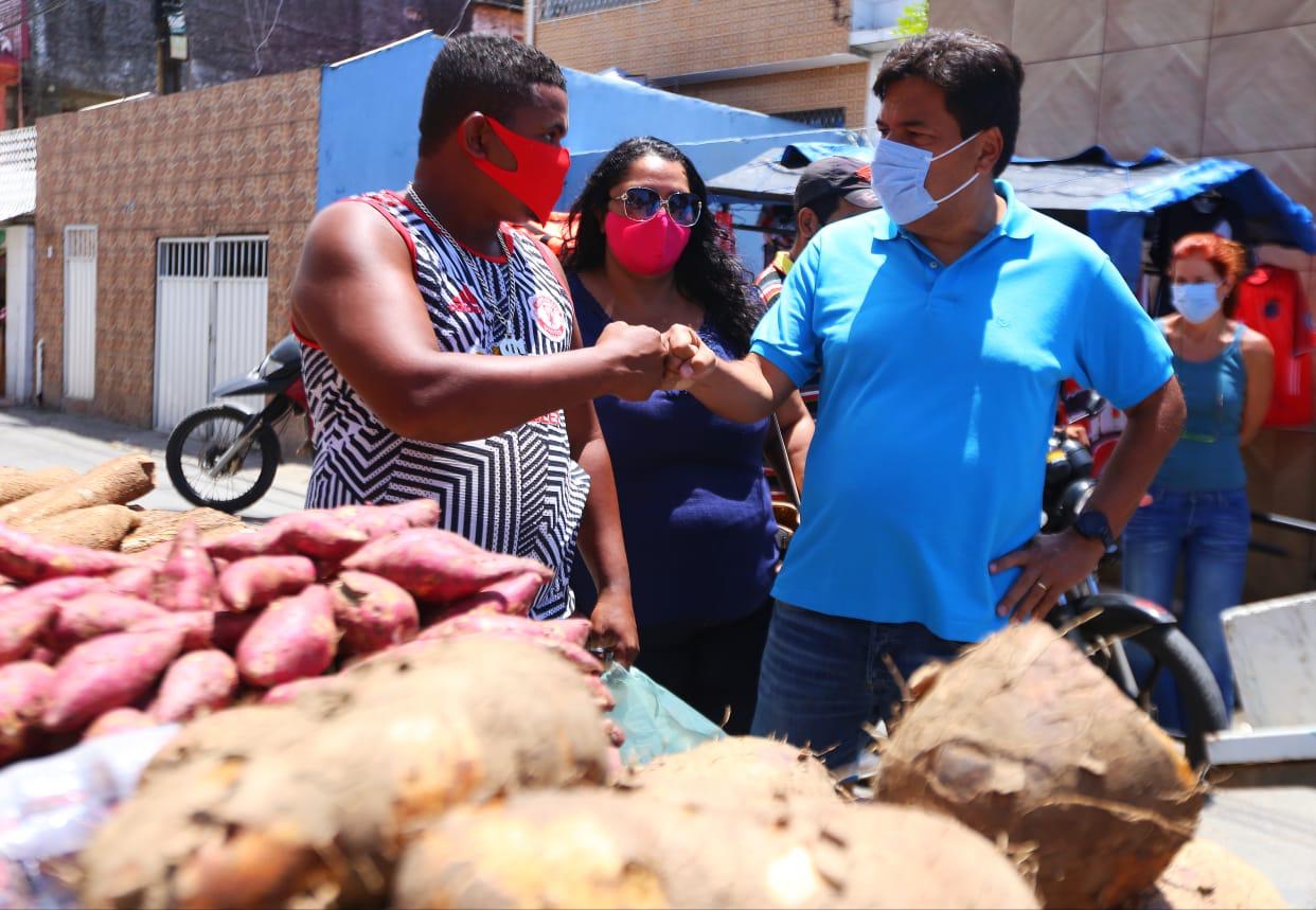 Mendonça visita Água Fria e cobra abandono do comércio de bairro