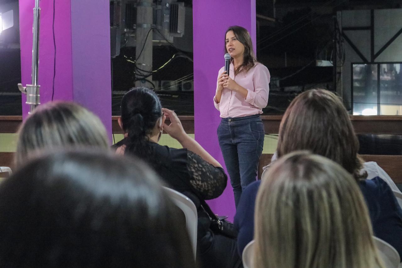 Raquel Lyra realiza encontro com profissionais da educação