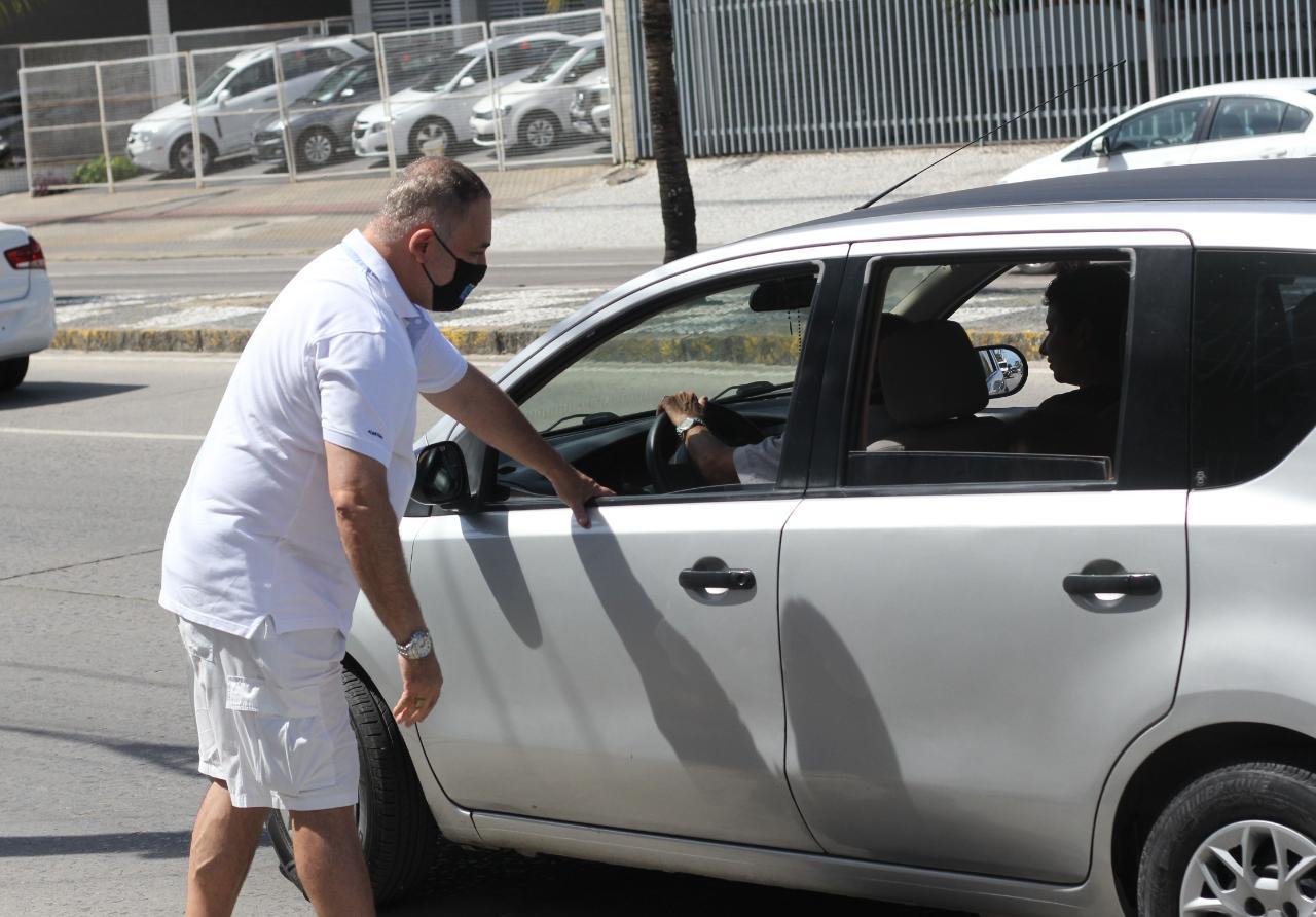 Marco Aurélio realiza adesivaço no primeiro dia de campanha