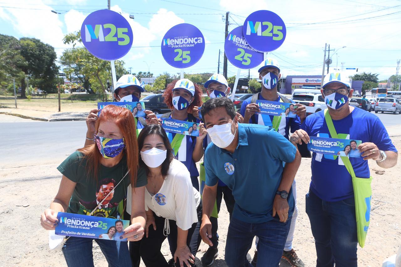 Mendonça e Priscila iniciam campanha com visita e adesivaço