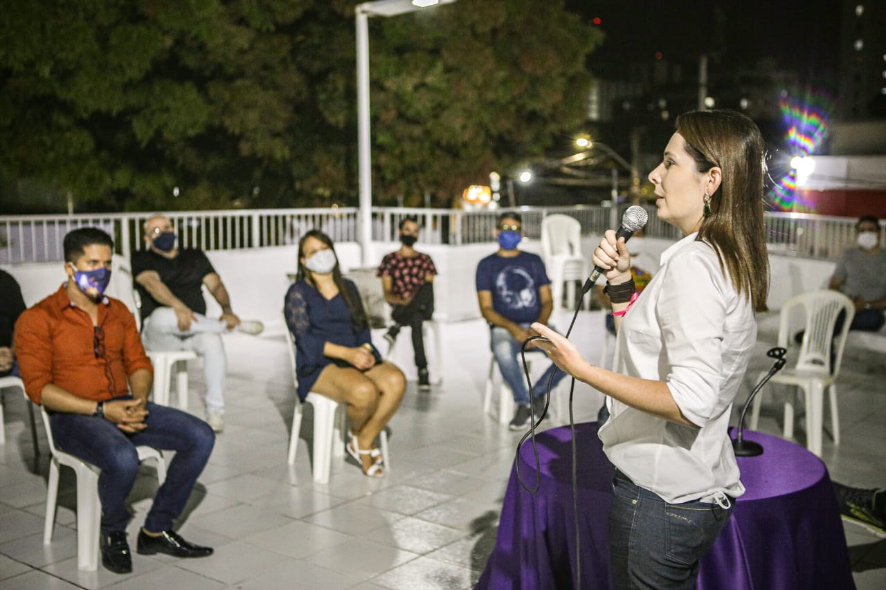 Patrícia Domingos se reúne com produtores culturais do Recife