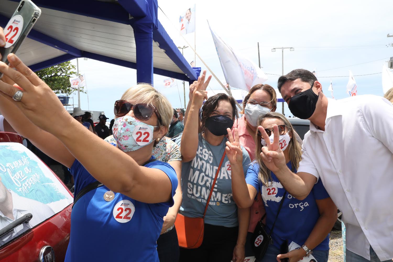 Anderson Ferreira participa de adesivaço com militância