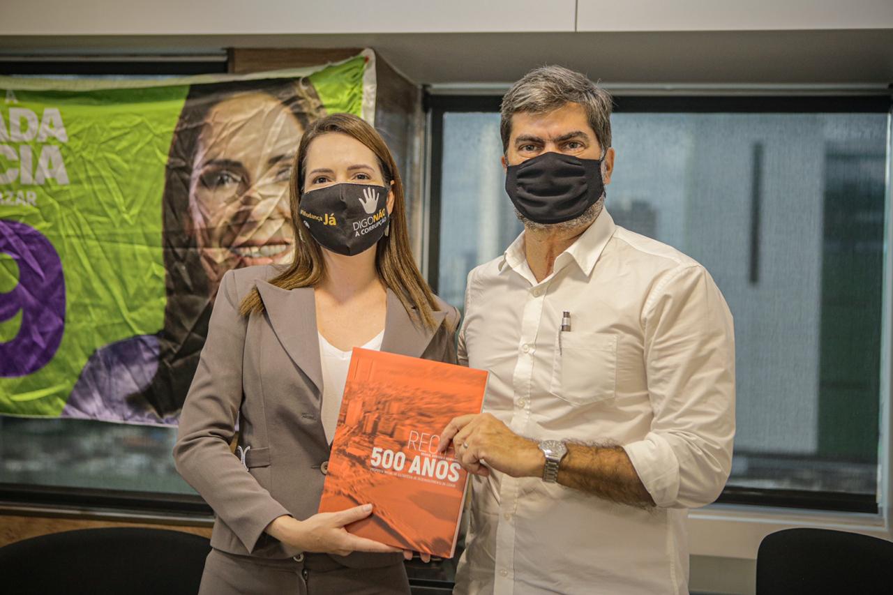 Delegada Patrícia Domingos recebe plano Recife 500 anos