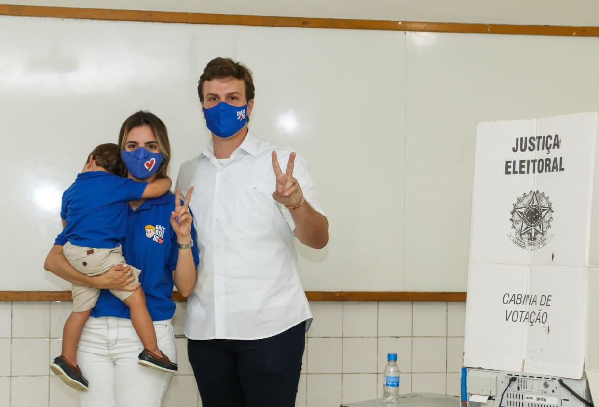 Miguel vota e diz estar confiante no reconhecimento dos petrolinenses