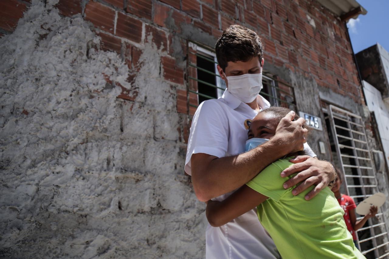 João Campos realiza porta a porta em três bairros do Recife