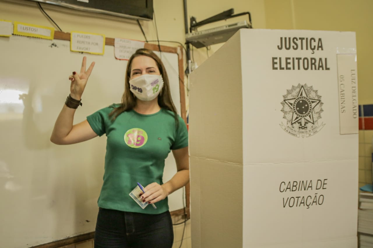 Delegada Patrícia vota em clima de vitória