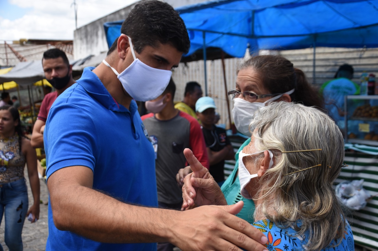 Lessa conversa com feirantes no bairro São Francisco